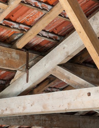 Combles avec poutres et tuiles apparentes Combles avec poutres et tuiles apparentes