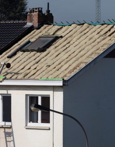 Ouvriers travaillant à l’isolation d’un toit Ouvriers travaillant à l'isolation d'un toit